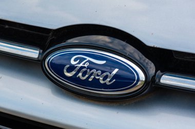 POTTERVILLE, MI - 23 Haziran 2021: Araç Izgarasında Ford Logosu. Yüksek kalite fotoğraf