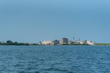 Alpena Michigan, ABD - 17 Temmuz 2021: Huron Gölü 'nden Holcim Alpena Çimento Fabrikası. Yüksek kalite fotoğraf