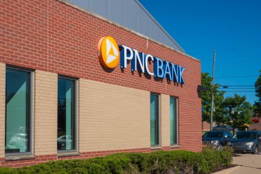 East Lansing, MI - 31 Ağustos 2024: PNC Bank Brick Building Exterior with Copy-Space. Yüksek kalite fotoğraf