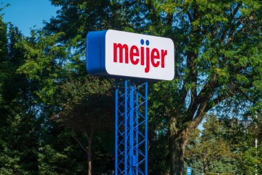 Doğu Lansing, MI - 31 Ağustos 2024: Meijer Markalaşma Yüksek İşaret Noktası ile Kopya-Uzay. Yüksek kalite fotoğraf