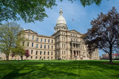 Lansing MI - 6 Mayıs 2023: Lush Green Lawn ile Michigan Eyalet Binası. Yüksek kalite fotoğraf