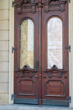 Klasik Çift Kapılı Michigan Capitol Binası ve Cam Paneller Arkasında Plywood. Yüksek kalite fotoğraf