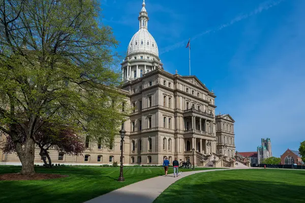 Lansing MI - 6 Mayıs 2023: Walkway ile Michigan Eyalet Binası. Yüksek kalite fotoğraf