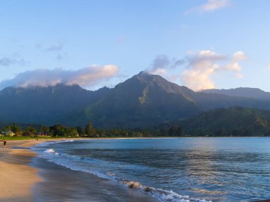 Kauai 'de Dağ Arkaplanı olan Idyllic Sahnesi. Yüksek kalite fotoğraf