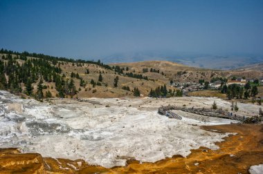 Yellowstone 'daki Mamut Kaplıcaları' nın çoğaltıcı manzarası. Yüksek kalite fotoğraf