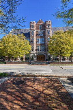 EAST LANSING, MI - 17 Nisan 2021 'de East Lansing' deki Michigan Eyalet Üniversitesi kampüsündeki Berkey Hall 'a giriş. Yüksek kalite fotoğraf