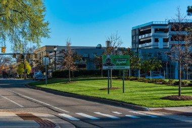 EAST LANSING, MI - 17 Nisan 2021: Doğu Lansing 'deki Michigan Eyalet Üniversitesi kampüsünde yüz kaplamaları için üniversite politikasını bildiren billboard. Yüksek kalite fotoğraf