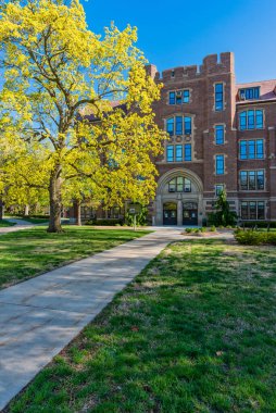 EAST LANSING, MI - 17 Nisan 2021: 17 Nisan 2021 'de East Lansing' deki Michigan Eyalet Üniversitesi kampüsündeki İnsan Gelişim ve Aile Çalışmaları Ekoloji Merkezi. Yüksek kalite fotoğraf