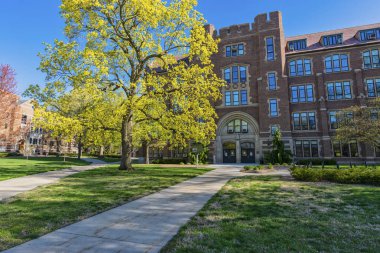 EAST LANSING, MI - 17 Nisan 2021: 17 Nisan 2021 'de East Lansing' deki Michigan Eyalet Üniversitesi kampüsündeki İnsan Gelişim ve Aile Çalışmaları Ekoloji Merkezi. Yüksek kalite fotoğraf