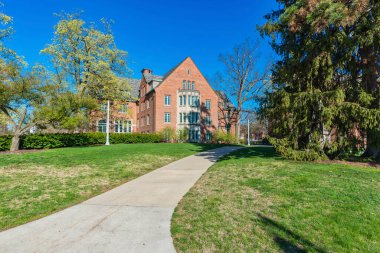 Doğu LANSING, MI - 17 Nisan: 17 Nisan 2021 'de East Lansing' deki Michigan Eyalet Üniversitesi kampüsündeki Landon Hall. Yüksek kalite fotoğraf