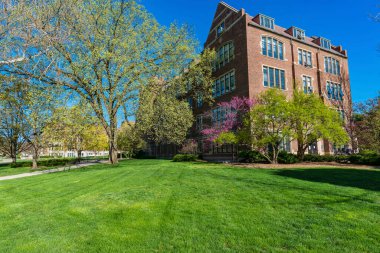 EAST LANSING, MI - 17 Nisan 2021: 17 Nisan 2021 'de East Lansing' deki Michigan Eyalet Üniversitesi kampüsündeki İnsan Gelişim ve Aile Çalışmaları Ekoloji Merkezi. Yüksek kalite fotoğraf