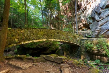 Old Mans Trail 'deki tarihi taş köprünün fotokopi uzayı. Yüksek kalite fotoğraf