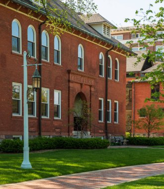 Doğu Lansing MI - 14 Mayıs 2023: Yeşil Çimenli Tarihi Kırmızı Tuğla Orman Binası Yüksek kalite fotoğraf