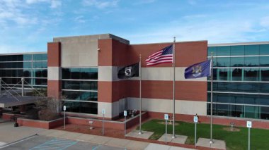 Dimondale MI - 22 Nisan 2025: Amerikan, Michigan, POW-MIA Bayrakları hükümet binasının önünde sallanıyor. Yüksek kalite 4k görüntü