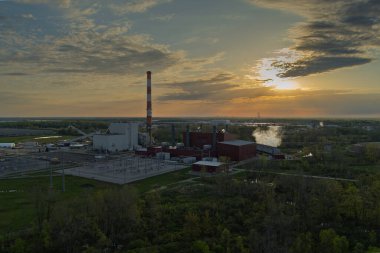 Lansing, MI - 4 Mayıs 2025: Chimney ve Scenic Sunrise ile Erickson Elektrik Santrali. Yüksek kalite fotoğraf