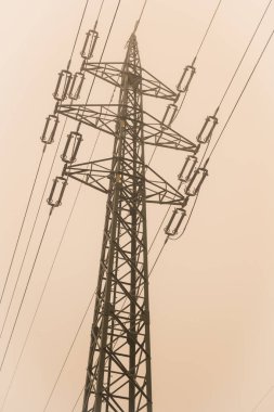 Yüksek voltajlı sütunlar dondu.