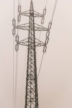Yüksek voltajlı sütunlar dondu.