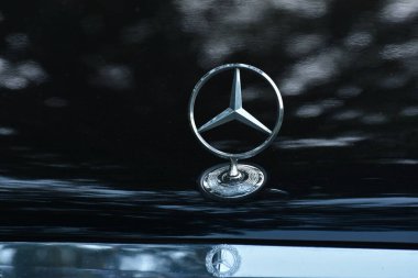 benz; glasmersedes benz; cam; tecrit; ödül; ikon; spor; yarışma; vektör; altın; kupa; nesne; ışık;