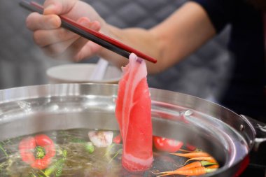 Suki restoranı Jade eriştesi, yeşil, tabakta erişte yapıyor.