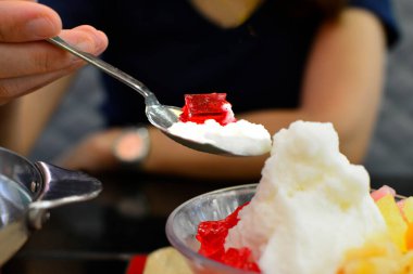 Suki restoranı Jade eriştesi, yeşil, tabakta erişte yapıyor.