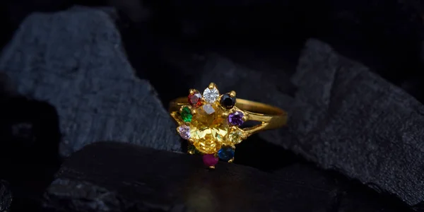 宝石和珠宝是一枚漂亮的结婚戒指 — 图库照片
