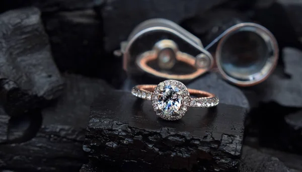 宝石とジュエリーは美しい結婚指輪です — ストック写真