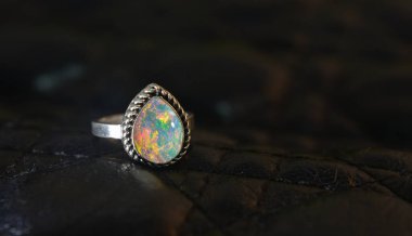 Opal, nadir ve pahalı renkleri olan bir mücevherdir. 