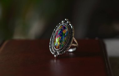 Opal, nadir ve pahalı renkleri olan bir mücevherdir. 