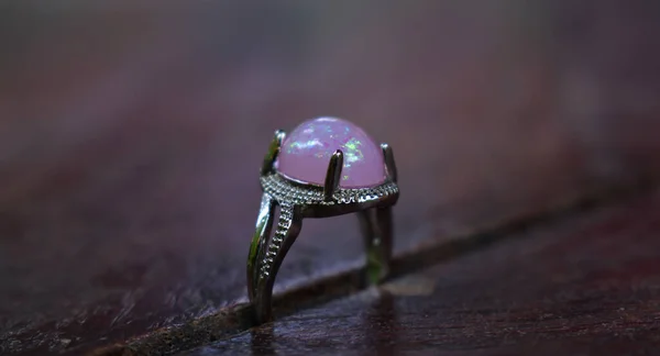 珠子是一种宝石 色彩艳丽 镶嵌在宝石夹子里很贵 — 图库照片