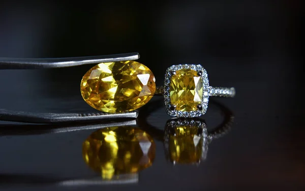 Foco Amarelo Pedra Preciosa Bonita Com Reflexos — Fotografia de Stock