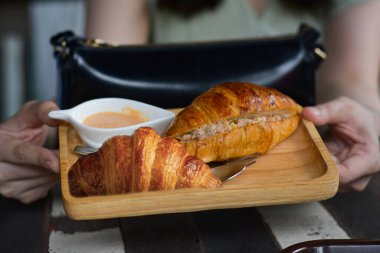 Kruvasan, tatlı, kruvasan yemek için popülerdir.