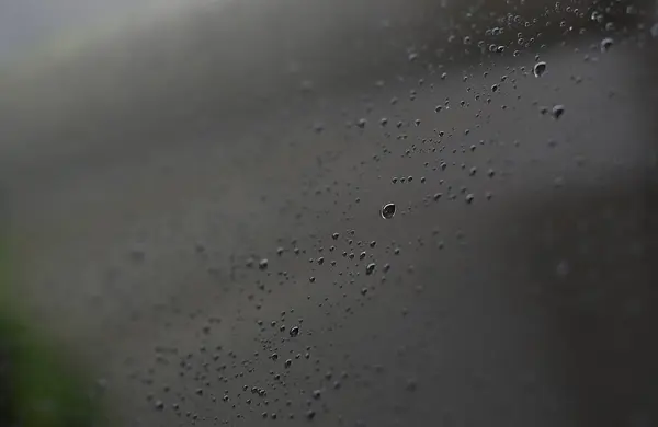 雨点落在汽车油漆的地板上 — 图库照片