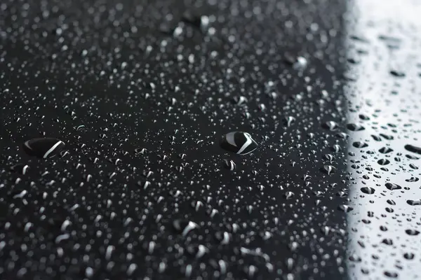 車のペンキの床に雨が降る — ストック写真