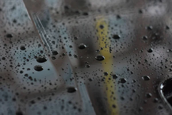 雨点落在汽车油漆的地板上 — 图库照片