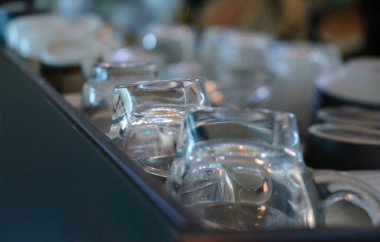 Yıkanmış kahve fincanları tepsiye konur..