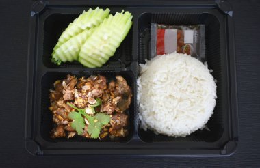 Yemek, kutuda bir meze gibidir..