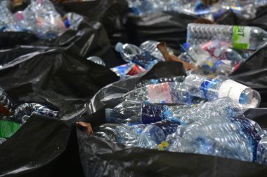 Çöp ve atılmış plastikler çöp kutularında.