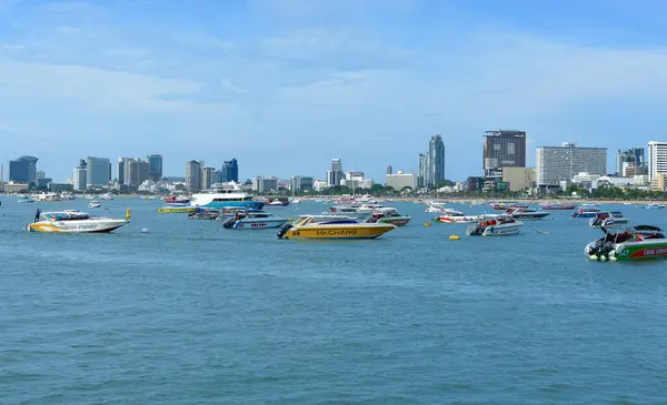 Pattaya Pier Has Tourists Many Speed Boats Parked Tourist Attraction — Fotografia de Stock