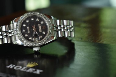Rolex saatler pahalı, lüks kol saatleridir. Fotoğraf 6 Aralık 2022 'de Rayong, Tayland' da çekildi..