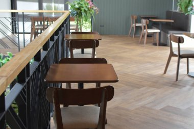 Kafede müşteriler için masalar ve sandalyeler var..