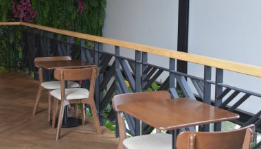 Kafede müşteriler için masalar ve sandalyeler var..