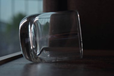 Bir bardak su, yere konmuş boş bir bardak sudur..