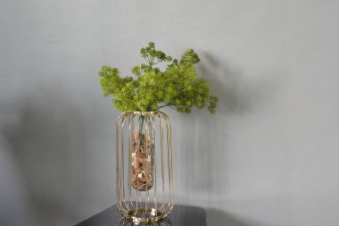 Süsleme için çiçekli altın vazo