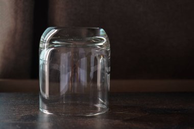 Bir bardak su, yere konmuş boş bir bardak sudur..