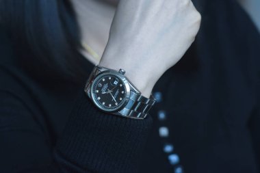 Rolex saatler pahalı, lüks kol saatleridir. Fotoğraf 6 Aralık 2022 'de Rayong, Tayland' da çekildi.