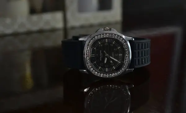 手表是昂贵的豪华腕表 2022年12月6日在泰国瑞昂拍摄的照片 — 图库照片