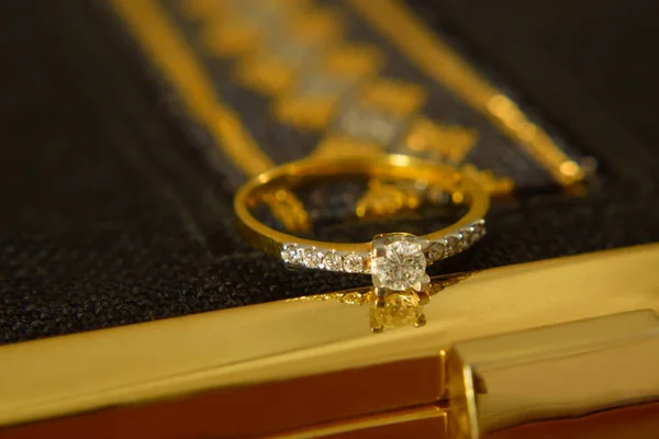 Dekorációk Arany Gyűrű Gyémántokkal — Stock Fotó