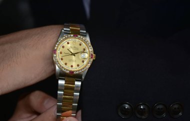 Rolex saatler pahalı, lüks kol saatleridir. Fotoğraf 6 Aralık 2022 'de Rayong, Tayland' da çekildi..