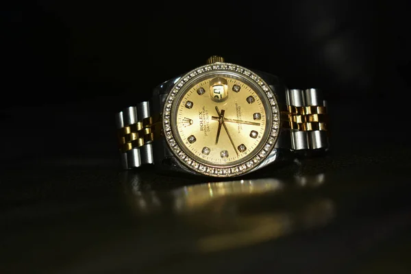 ロレックスの腕時計は高価な高級腕時計です 2022年12月6日 タイのレイヨンで撮影された写真 — ストック写真
