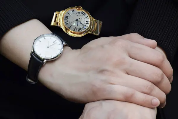 腕に贅沢な時計が置かれている — ストック写真